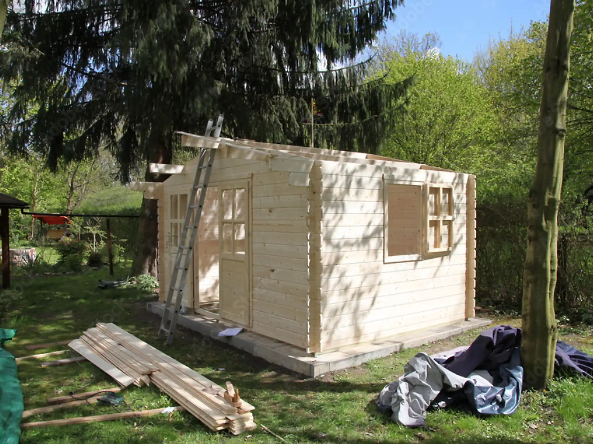 Wir stellen Gartenhäuser auf